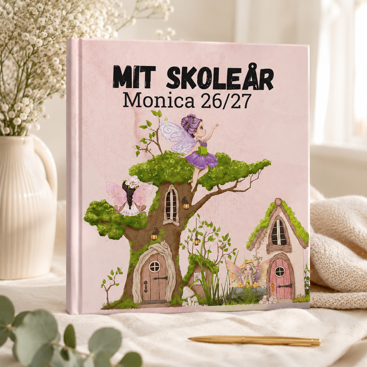 Personlig Skoleårsbog med Alver og Eventyr – Unikt Hardcover Minde med Navn og År
